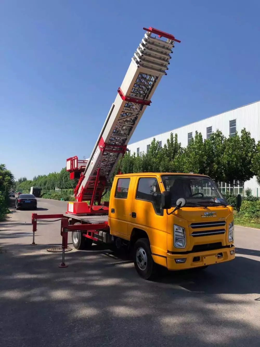 中兴镇附近的云梯车出租服务：轻松解决高空作业需求